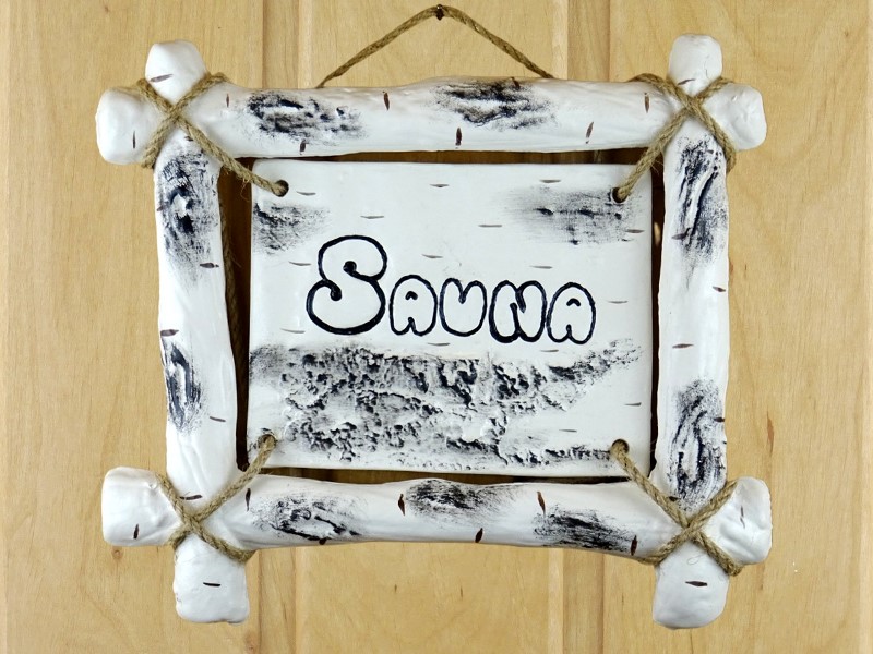 Табличка на дверь сауны в березовой раме