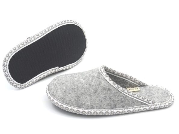 Children’s slippers made of natural felt have a thin rubber sole 2