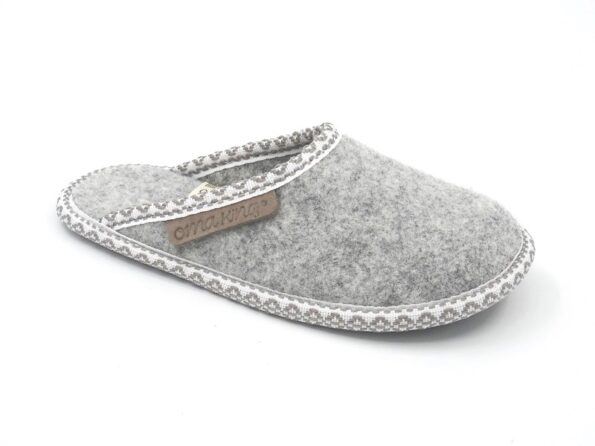 Children’s slippers made of natural felt have a thin rubber sole 3