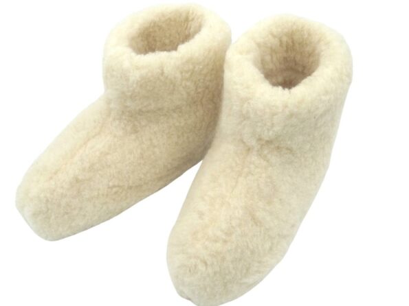 Slippers made of merino wool with a high brim